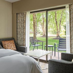 Traditional King Room Adapted Tub Mobility Hearing Accessible